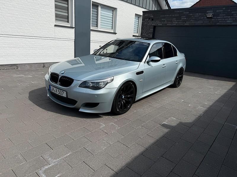 Silber Gebraucht 2005 BMW M5 Limousine | 42.999 € (Fairer Preis) - Bild 1/4