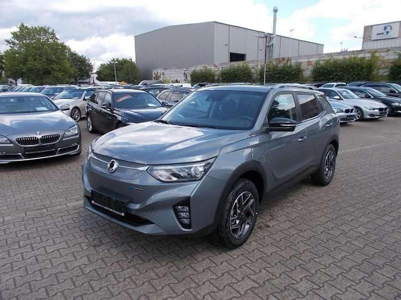 Grau Neu 2025 Ssangyong (KGM) Korando SUV | 26.490 € - Bild 1/4