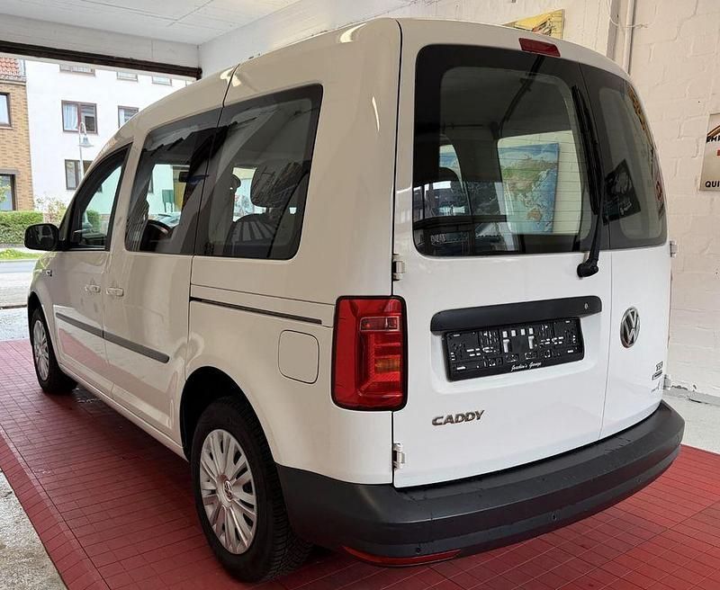 Second-hand VW Caddy 84 CP (61 kW) 2015 Alb Monovolum