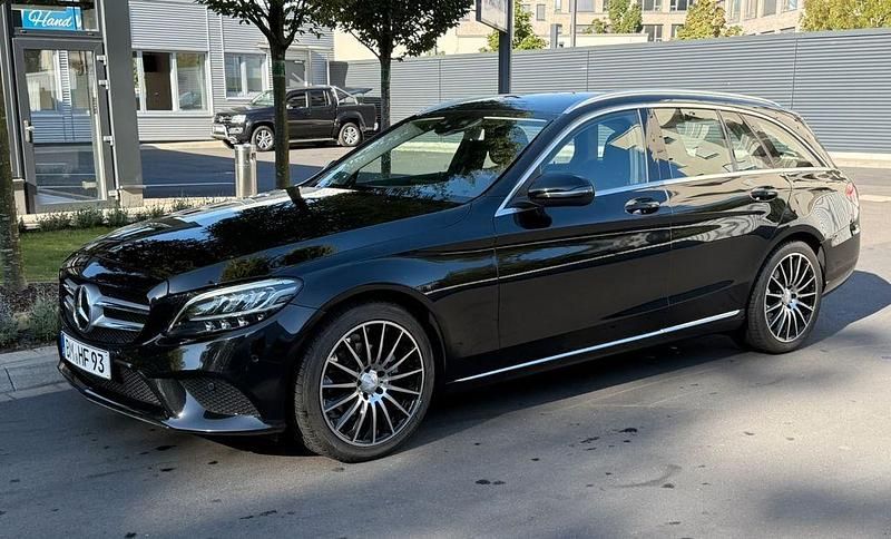 Schwarz Gebraucht 2020 Mercedes C180 Limousine | 22.990 € (Superpreis) - Bild 1/4