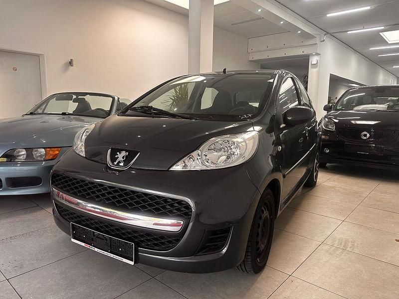 Grau Gebraucht 2009 Peugeot 107 Filou Kleinwagen | 3.499 € (Fairer Preis) - Bild 1/4