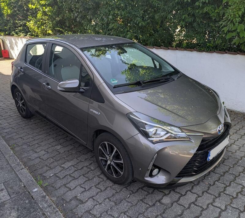 Grau Gebraucht 2018 Toyota Yaris Hybrid Team Kleinwagen | 11.900 € (Superpreis) - Bild 1/4