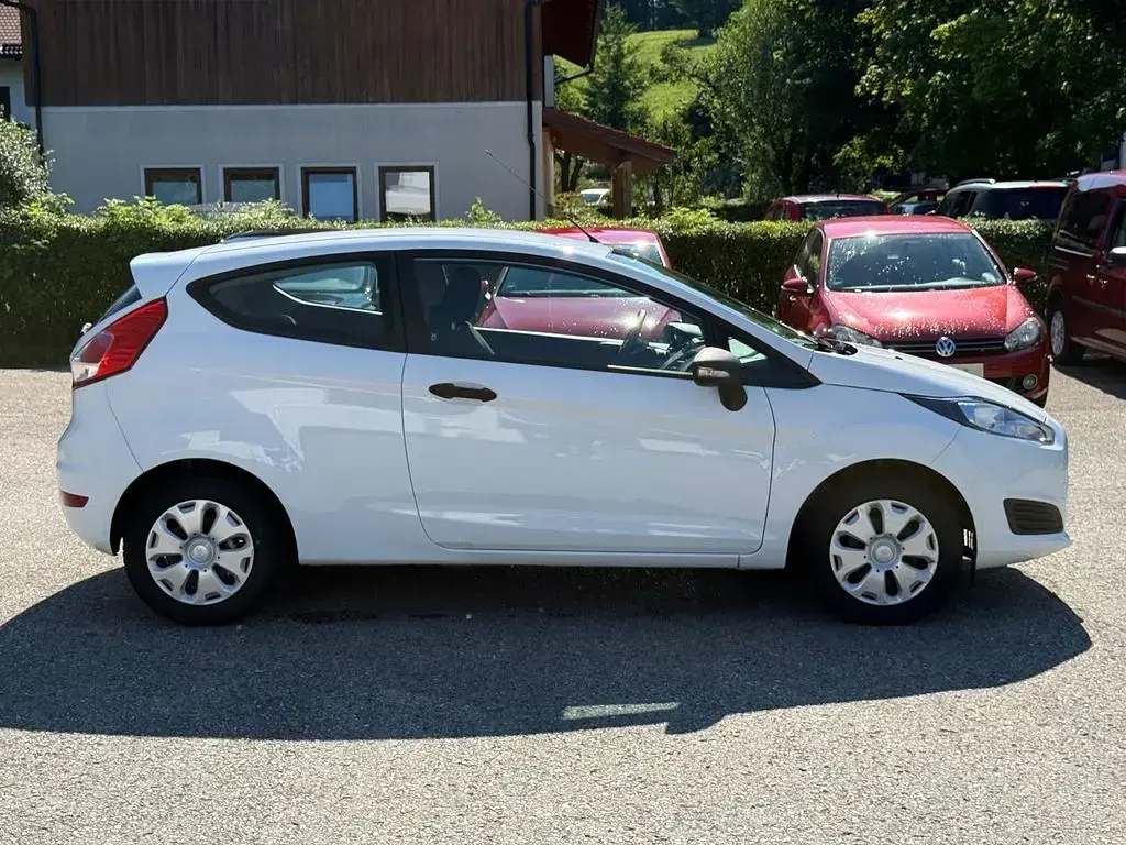 Gebraucht Ford Fiesta Ambiente 60 PS (44 kW) 2016 Weiß Kleinwagen