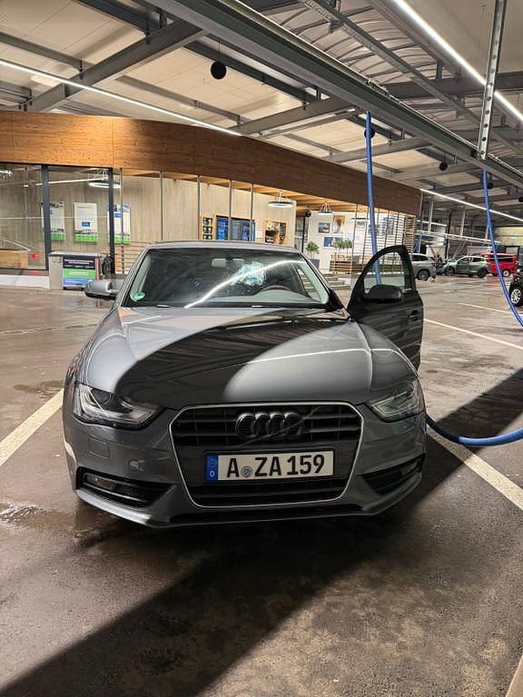Grau Gebraucht 2015 Audi A4 Ambiente Limousine | 10.500 € (Fairer Preis) - Bild 1/4