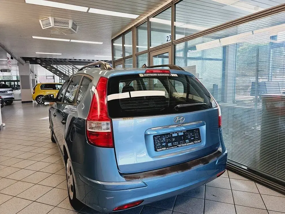 Gebraucht Hyundai i30 Trend 109 PS (80 kW) 2011 Hellblaumet. (metallic) Kombi