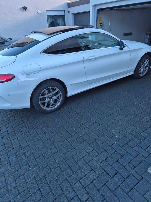 Weiß Gebraucht 2016 Mercedes C250 AMG line Coupé | 25.900 € (Fairer Preis) - Bild 1/4