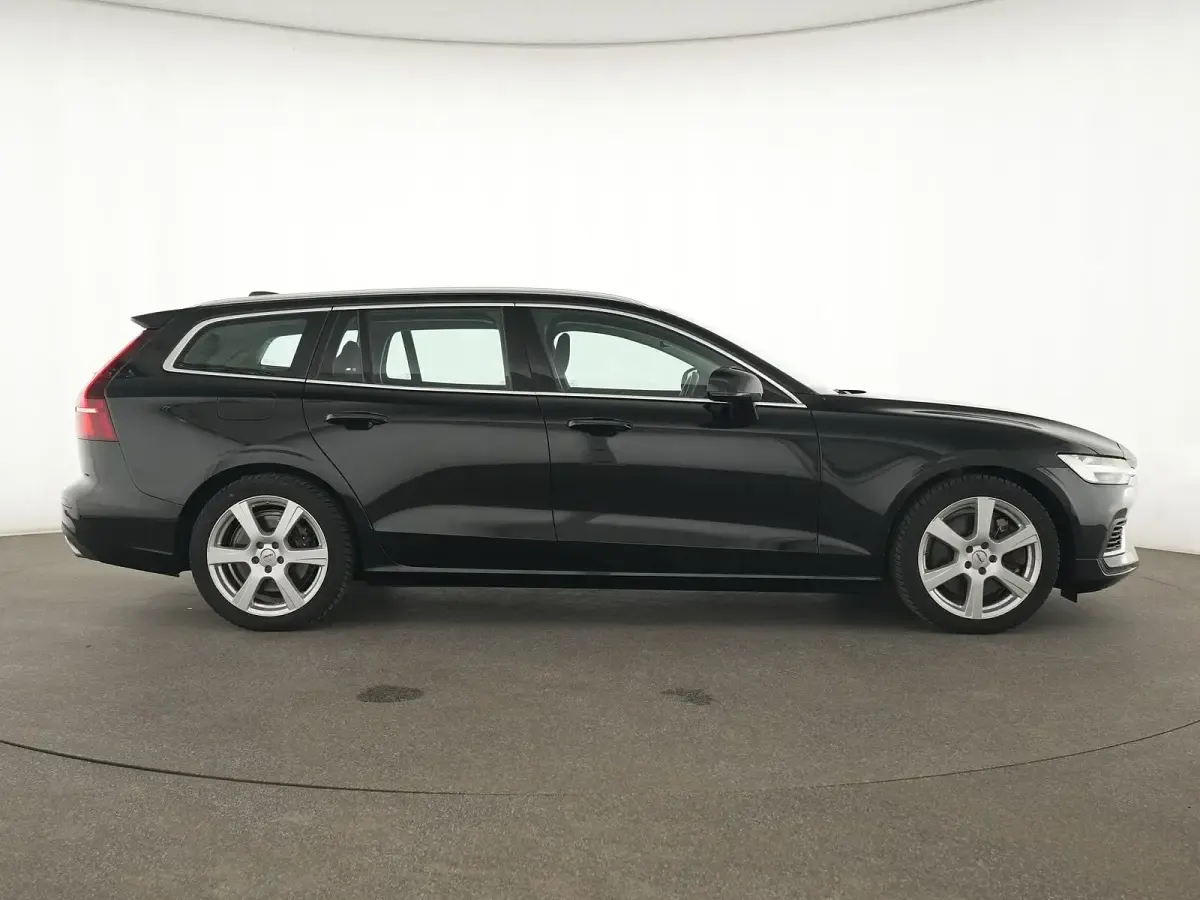 Gebraucht Volvo V60 Inscription 341 PS (250 kW) 2021 Onyx schwarz Kombi