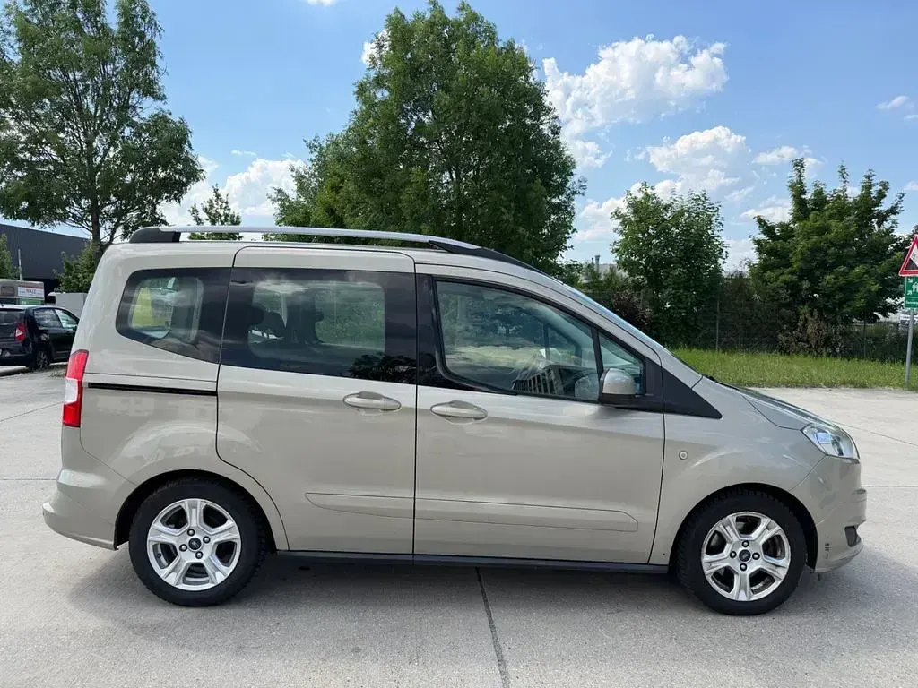 Gebraucht Ford Tourneo Courier Trend 101 PS (74 kW) 2014 Silber Van / Kleinbus
