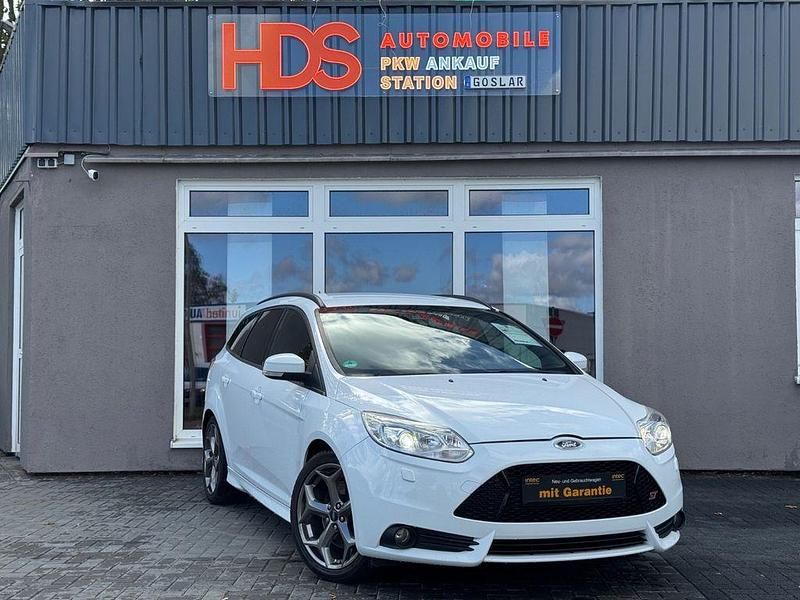 Weiß Gebraucht 2012 Ford Focus ST Kombi | 10.450 € (Fairer Preis) - Bild 1/4