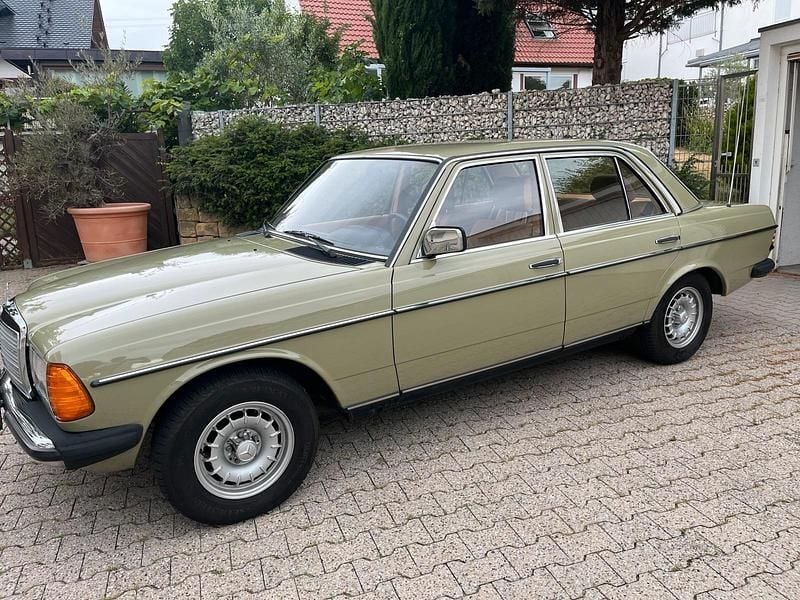 Grün Gebraucht 1984 Mercedes 200 Limousine | 10.990 € - Bild 1/4