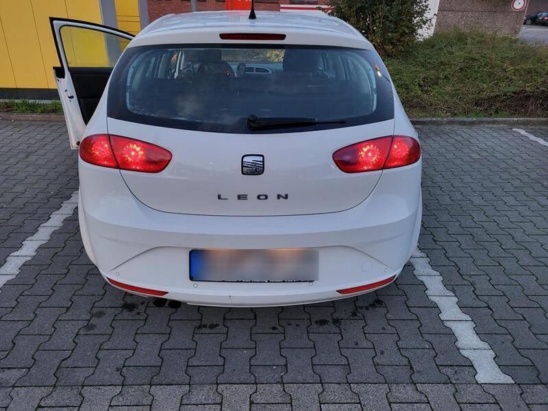 Weiß Gebraucht 2011 Seat Leon Limousine | 4.000 € (Fairer Preis) - Bild 1/4