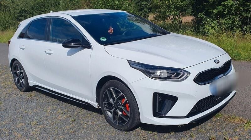 Weiß Gebraucht 2020 Kia Ceed GT GT-Line Limousine | 15.700 € (Guter Preis) - Bild 1/4