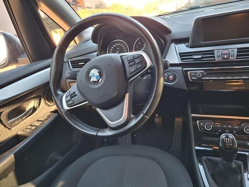 Grau Gebraucht 2016 BMW 218 Active Tourer Van / Kleinbus | 13.000 € (Guter Preis) - Bild 1/4