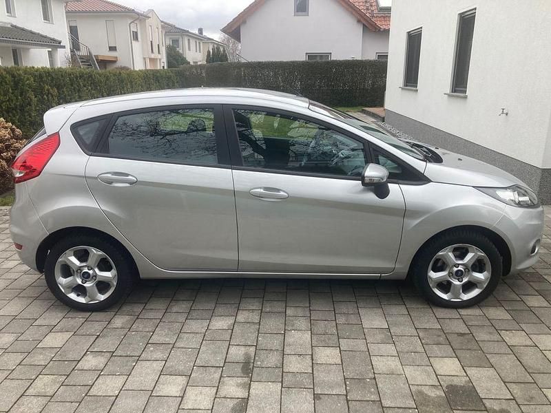 Gebraucht Ford Fiesta Trend 82 PS (60 kW) 2009 Silber Kleinwagen