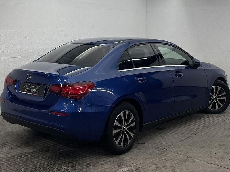 Gebraucht Mercedes A200 150 PS (110 kW) 2024 Blau Limousine