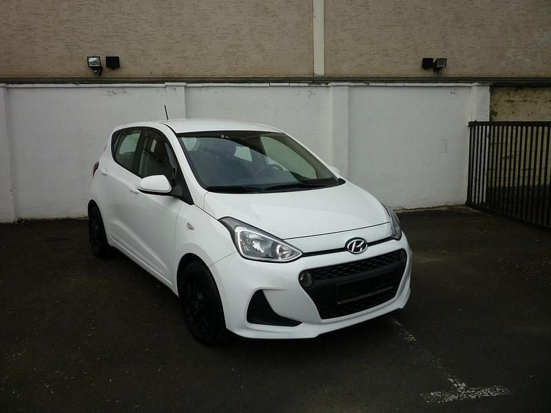 Gebraucht Hyundai i10 67 PS (49 kW) 2019 Weiß Kleinwagen