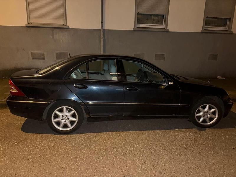 Schwarz Gebraucht 2002 Mercedes C240 Limousine | 1.990 € (Superpreis) - Bild 1/4