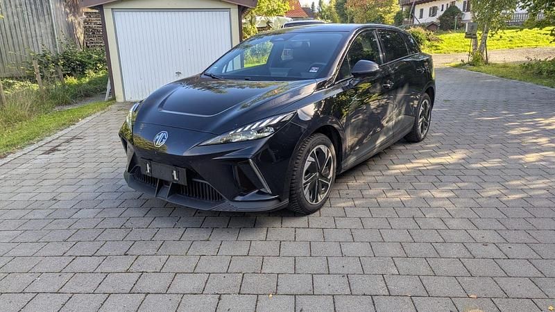 Schwarz Gebraucht 2023 MG MG4 EV Luxury Kleinwagen | 17.800 € - Bild 1/4