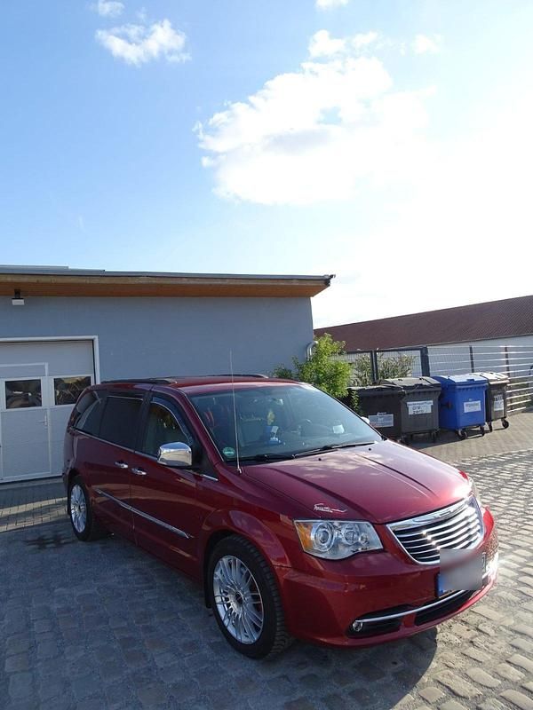 Rot Gebraucht 2015 Chrysler Town & Country Touring Van | 17.999 € - Bild 1/4