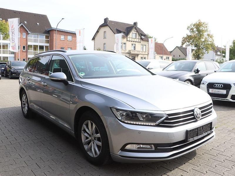 Pyrit silber Gebraucht 2018 VW Passat Comfortline Kombi | 10.902 € (Superpreis) - Bild 1/4