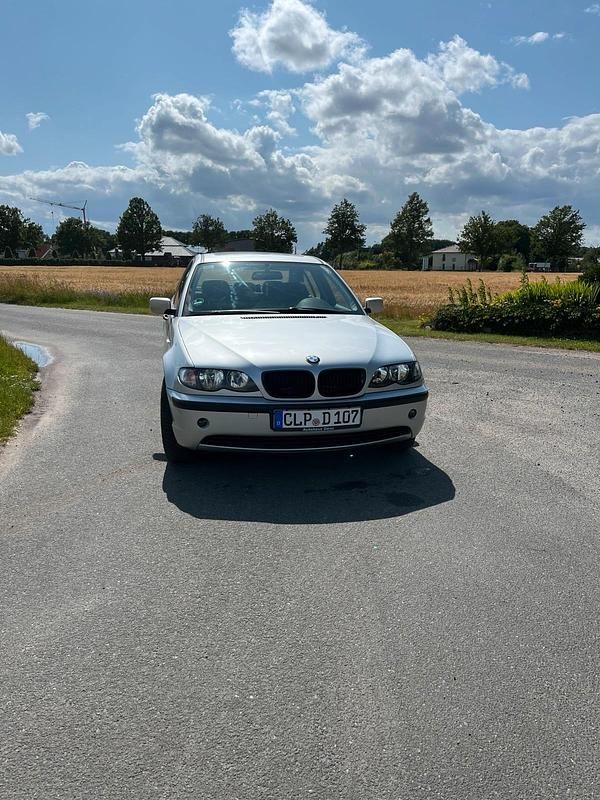 Silber Gebraucht 2005 BMW 318 Limousine | 1.800 € (Fairer Preis) - Bild 1/4