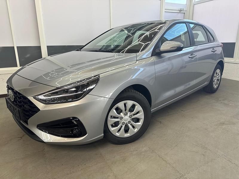 Shimmering silver r2t Neu 2025 Hyundai i30 Style Limousine | 20.379 € (Fairer Preis) - Bild 1/4