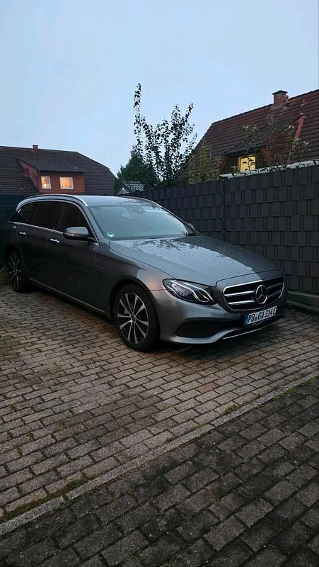 Grau Gebraucht 2020 Mercedes E300 Kombi | 23.650 € (Superpreis) - Bild 1/4