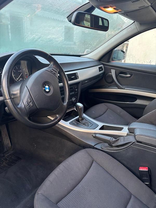 Gebraucht BMW 318 143 PS (105 kW) 2010 Schwarz Kombi