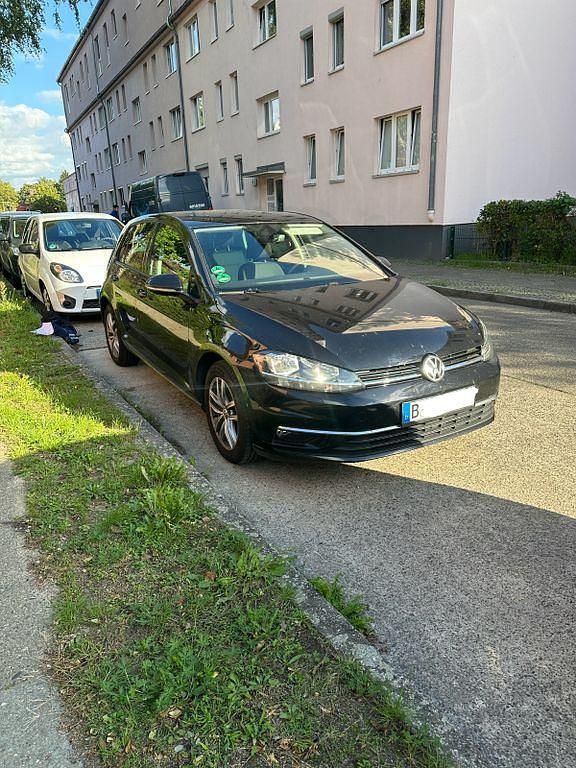 Schwarz Gebraucht 2017 VW Golf VII Trendline Limousine | 13.500 € (Etwas zu teuer) - Bild 1/4