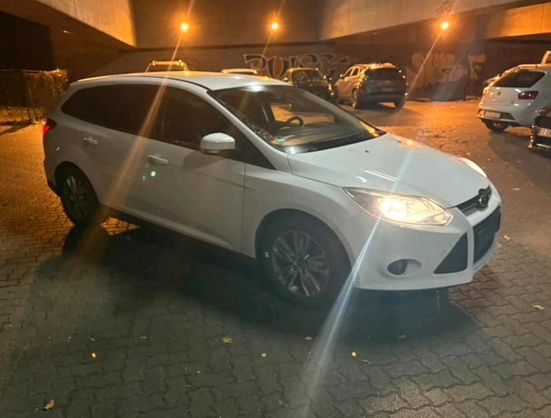 Weiß Gebraucht 2011 Ford Focus Kombi | 2.200 € (Superpreis) - Bild 1/4