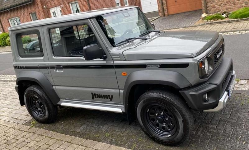 Grau Gebraucht 2024 Suzuki Jimny SUV | 35.000 € (Etwas zu teuer) - Bild 1/4