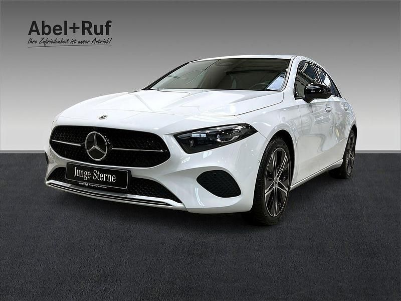 Weiß Gebraucht 2024 Mercedes A200 Progressive Limousine | 29.239 € (Fairer Preis) - Bild 1/4