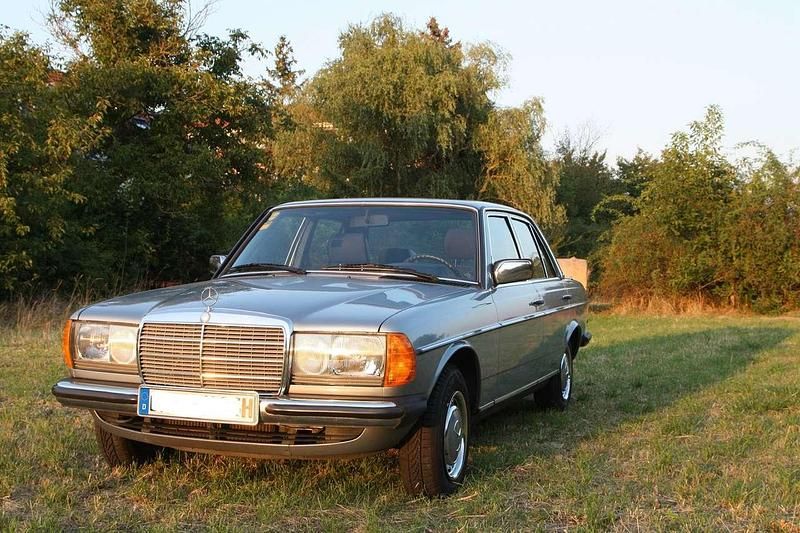 Grau Gebraucht 1984 Mercedes 200 Limousine | 12.000 € - Bild 1/4
