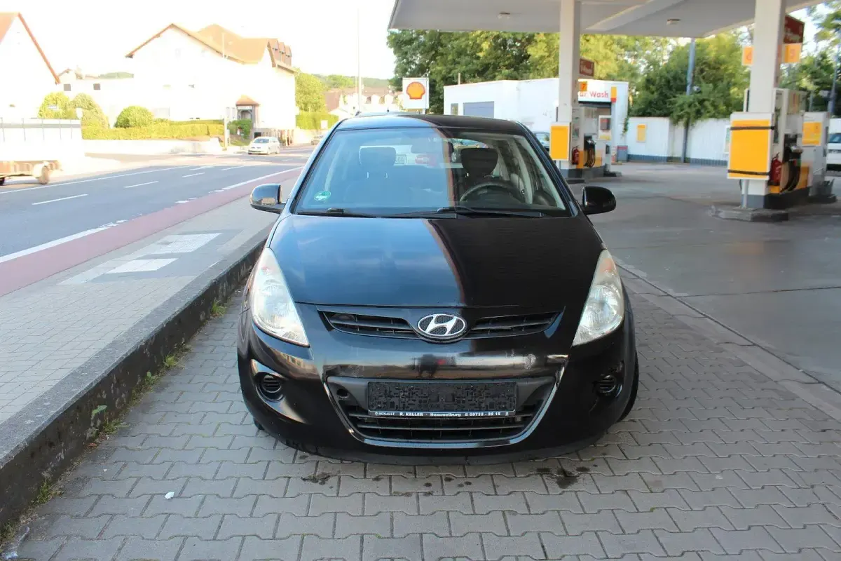 Gebraucht Hyundai i20 78 PS (57 kW) 2011 Schwarz Kleinwagen