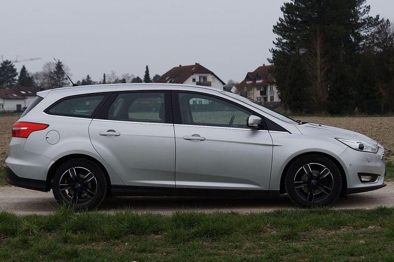 Gebraucht Ford Focus Titanium 125 PS (91 kW) 2015 Silber Limousine