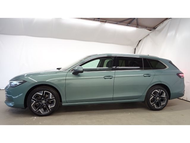 Gebraucht VW Passat Elegance 150 PS (110 kW) 2024 Maripositgrün metallic Kombi