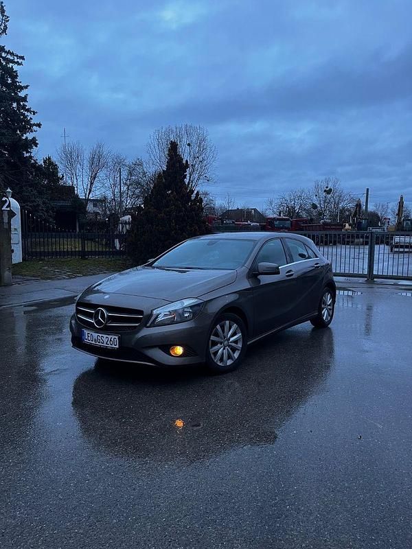 Braun Gebraucht 2013 Mercedes A180 Kleinwagen | 9.500 € (Fairer Preis) - Bild 1/4