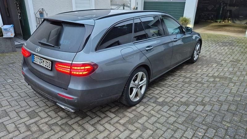 Grau Gebraucht 2022 Mercedes E220 Limousine | 19.999 € (Superpreis) - Bild 1/2