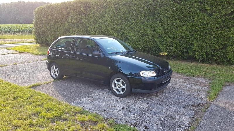 Schwarz Gebraucht 2001 Seat Ibiza Kleinwagen | 1.549 € (Fairer Preis) - Bild 1/4