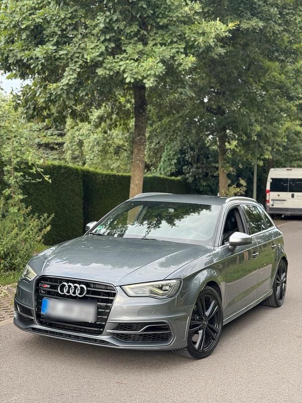Grau Gebraucht 2015 Audi S3 Kleinwagen | 16.800 € (Guter Preis) - Bild 1/4
