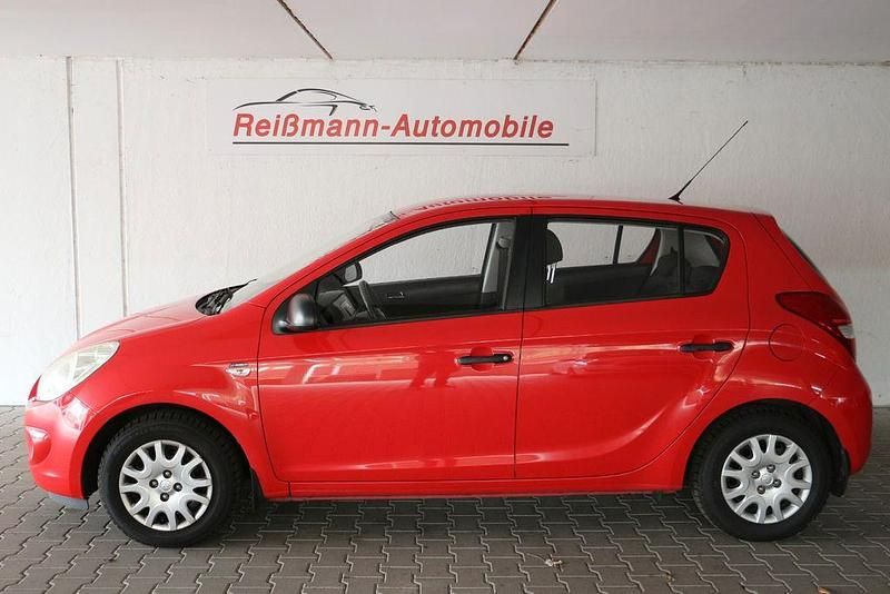 Gebraucht Hyundai i20 Classic 77 PS (56 kW) 2012 Rot Kleinwagen