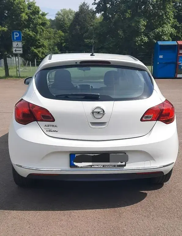 Gebraucht Opel Astra Selection 116 PS (85 kW) 2015 Weiß Limousine