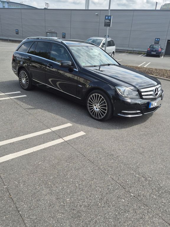 Schwarz Gebraucht 2011 Mercedes C200 Avantgarde Limousine | 6.250 € (Fairer Preis) - Bild 1/4