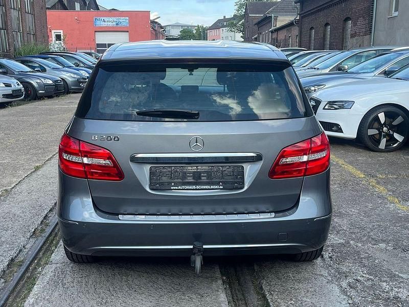 Gebraucht Mercedes B200 156 PS (114 kW) 2013 Grau Van / Kleinbus