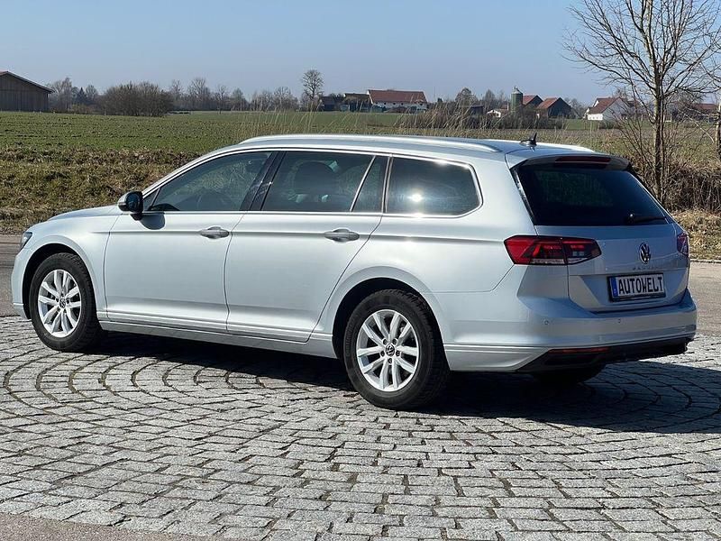 Gebraucht VW Passat 150 PS (110 kW) 2023 Gelb Kombi