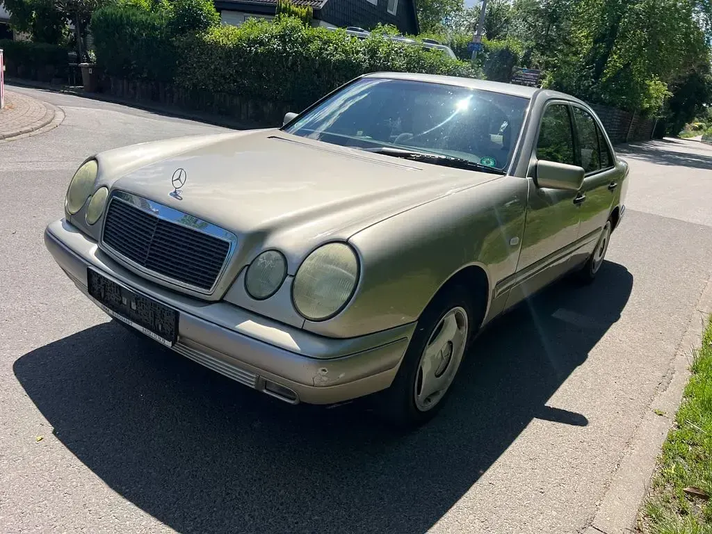 Gebraucht Mercedes E280 Elegance 204 PS (150 kW) 1997 Gold Limousine