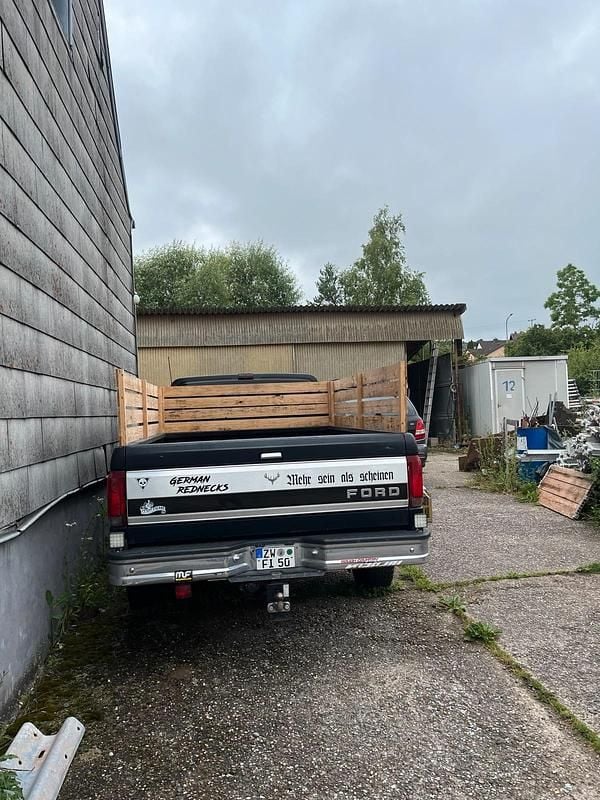 Używany Ford V8 XLT 180 KM (132 kW) 1993 Czarny SUV