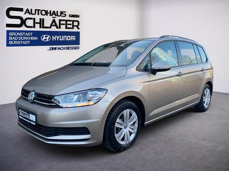 Titanium beige metallic Gebraucht 2018 VW Touran Trendline Van / Kleinbus | 16.480 € (Guter Preis) - Bild 1/4