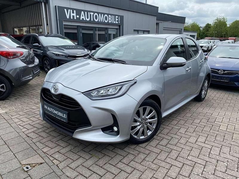 Shimmaering silver Gebraucht 2024 Toyota Yaris Kleinwagen | 19.470 € (Guter Preis) - Bild 1/4
