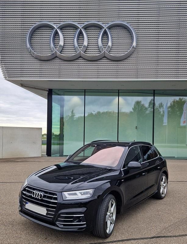 Schwarz Gebraucht 2020 Audi Q5 Ambiente SUV | 29.900 € (Superpreis) - Bild 1/4